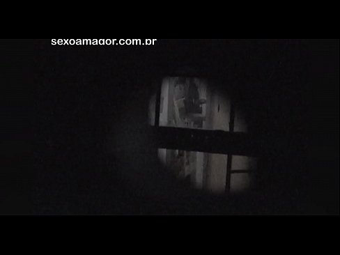 ❤️ Blondie filmohet fshehurazi nga një soditës i lagjes i fshehur pas tullave të zbrazëta ️ Video e ndyrë  tek ne ﹏