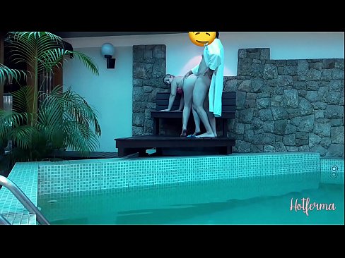 ❤️ Bosi fton shërbëtoren në pishinë, por nuk mundi t'i rezistonte një nxehtësie ️ Video e ndyrë  tek ne ﹏